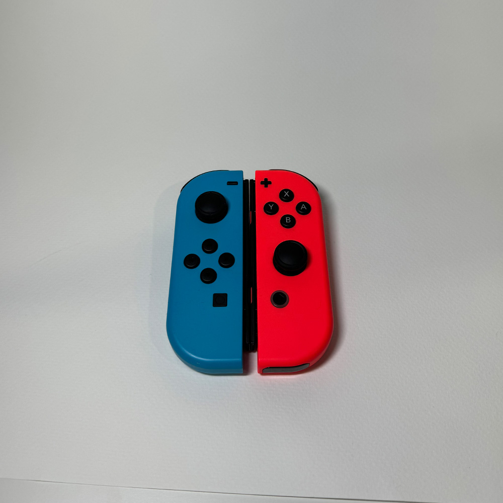 I contiued the same idea of incorprating both joycons to show how they look together as a pair as well as how they look straight on.